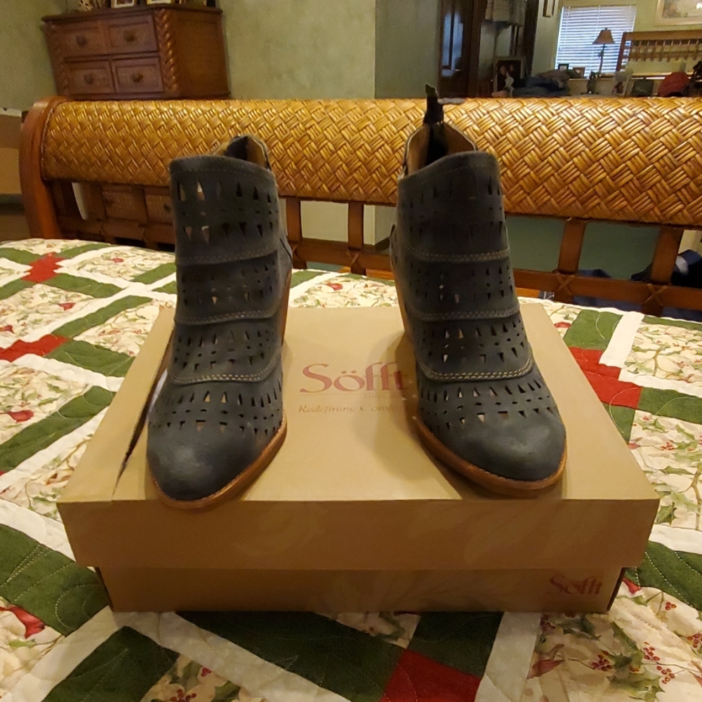 BOOTS